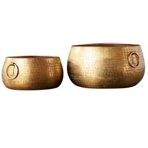 Juego de 2 macetas resistentes hechas a mano con acabado martillado y soporte de suelo para sala de estar interior y exterior y uso en el jardín - Product Image 1