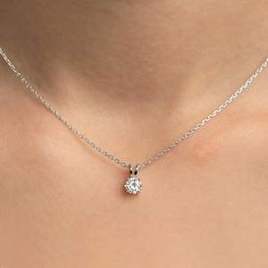 Or blanc 14 carats | Collier pendentif en diamant solitaire à 6 griffes en diamant cultivé en laboratoire certifié IGI | Pendentif de forme ronde avec chaîne en or - Product Image 3