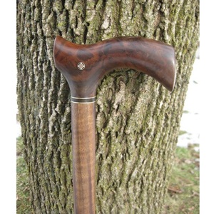 Bastón rústico de madera hecho a mano para senderismo y uso diario - Product Image 2