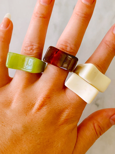 Bague en résine avec boucle en corne en plastique et cercle en résine de différentes couleurs pour les sacs de tenue de mariage inspirés du style des anges. - Product Image 2