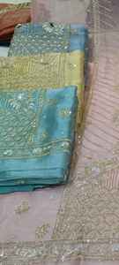 Costumes indiens de créateur modernes non cousus brodés à la main pour femmes pour les fêtes de style traditionnel - Product Image 3