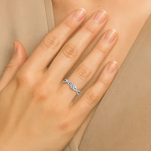 Bague en diamant Twisha - Solitaire classique en or 18 carats - Product Image 2