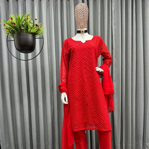 Beau costume de créateur sur tissu de fausse Georgette avec séquence intérieure de travail et dupata sur robe de soirée de fausse Georgette - Product Image 1