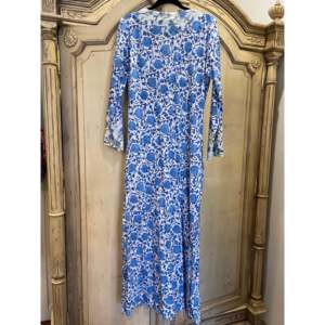 Robe d'été Blue Flower Garden 2 - Conception personnalisée en viscose, élégante et décontractée pour les loisirs et le bureau, imprimé dessiné à la main, longueur genou - Product Image 5