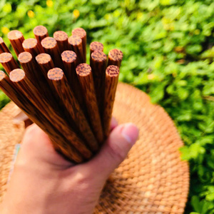 Baguettes Traditionnelles Asiatiques Réutilisables en Bambou, Sculptées à la Main, en Bois Naturel, Écologiques, Idéales pour Cadeau - Product Image 4