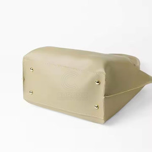 2025 sac à main fourre-tout en cuir Vintage pour dames plus grande capacité avec logo personnalisé doublure en PVC matériau PU étanche - Product Image 3