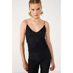 เสื้อเบลาส์คอวีพร้อมดีเทลสายรัด - Product Image 1