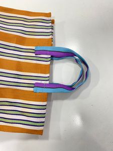 Bolsa de compras a rayas tejida de plástico con cremallera reutilizable de moda respetuosa con el medio ambiente personalizada, nailon reciclado para viajes en la playa - Product Image 3