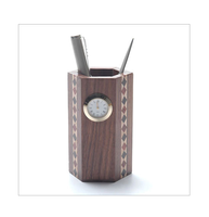 Accessoires de bureau et de classe porte-crayon tenant la conception de la montre étui décoration de table porte-stylo en bois au prix le plus bas