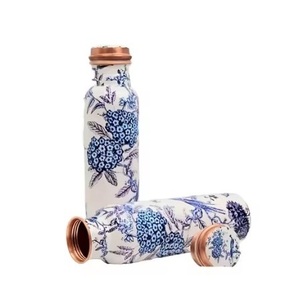 Bouteille d'eau en cuivre pur avec des avantages pour la santé ayurvédiques Bouteilles en cuivre élégantes imprimées résistantes à la rouille à prix économique - Product Image 4