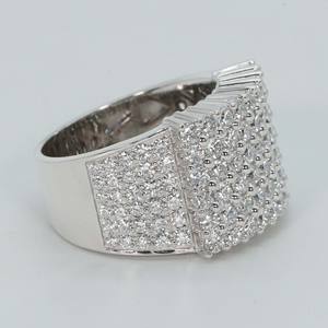 Evaluación del nuevo anillo de hip hop de oro blanco de 14 quilates con diamante cultivado en laboratorio, que exhibe una claridad VVS. - Product Image 5