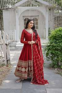 Robe Anarkali prête à porter inspirée de Sabyasachi, noire et rouge, avec dupatta, robe brodée multi-sequins à effet de fleurs artificielles et dupatta - Product Image 3