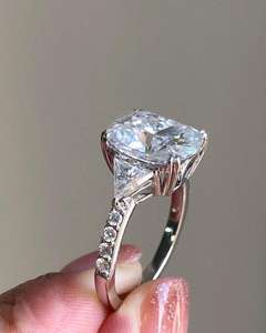 Anillo de Diamante Cultivado en Laboratorio con Corte Cojín de 4.20 Quilates, Oro Blanco de 14K con Baño de Rodio, Certificado IGI, Claridad VS1, de SENSUOUS JEWELS - Product Image 3