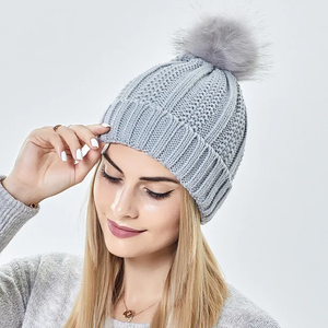Gorro esponjoso con pompón para mujer, gorro de punto de alta calidad de tamaño personalizado, gorro de punto grueso con puños, forro de satén para viajes de invierno - Product Image 6