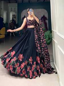 Conjunto de Lehenga Choli estampado floral de seda Tussar de diseñador con borla Dupatta para bodas y ropa festiva Distribución al por mayor - Product Image 3