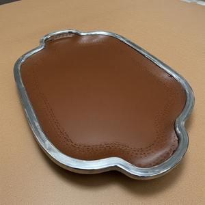 Plateau en cuir doux au toucher avec poignées élégantes et finition lisse conçu pour les salles à manger de luxe ou les suites d'hôtel - Product Image 3