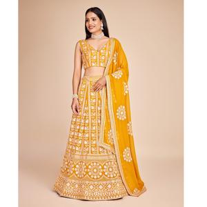 Offre Spéciale à la mode Fox Georgette Lehenga Choli en tissu fluide doux de couleur jaune avec un chemisier de créateur pour les femmes disponibles à la vente - Product Image 1