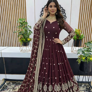 VISHNU K DESIGNS Traje indio con dupatta de georgette de felpa pesada y bordado de lentejuelas, de manga larga - Product Image 1