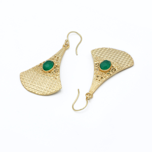 Boucles d'oreilles en alliage de cuivre en laiton Dua fabriquées à la main en onyx vert | Bijoux de mariage pour femmes à la mode en plaqué or 18 carats | Fabriqué en Inde - Product Image 4