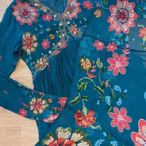 Georgette de imitación pesada con trabajo de secuencia de bordado pesado con trabajo hecho a mano de espejo real con menos borde con manga completa - Product Image 5