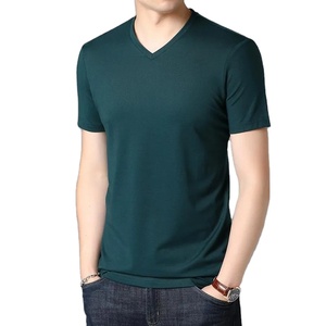 เสื้อยืดคอวีธรรมดาสำหรับผู้ชายพิมพ์โลโก้ตามสั่งพิมพ์100% ผ้าฝ้ายผสมโพลีเอสเตอร์แบบเรียบสำหรับผู้ชาย - Product Image 1