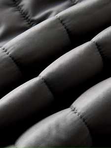 Nouvelle veste matelassée sans manches pour homme, élégante et chaude, pour l'hiver, avec logo personnalisé sur le devant, col montant confortable et respirant - Product Image 4