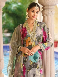 Nueva colección de adultos Ready-Made Salwar Kameez Real Chinon Bordado Trabajo Tamaño libre para fiestas Ropa india y pakistaní - Product Image 4