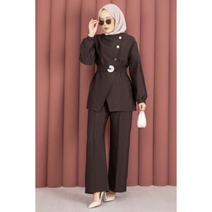 Conjunto de Traje de Dos Piezas para Mujer de Diseño con Botones Dorados y Cinturón Color Café - Product Image 1