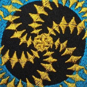 Badges brodés personnalisés par transfert thermique, patchs souples OEM bon marché, logo tissé personnalisé, patchs de vêtements tissés personnalisés en couleur - Product Image 6