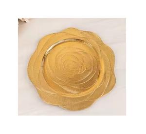 Placa cargadora de metal chapada en oro de lujo con intrincados patrones en relieve, perfecta para bodas, banquetes y restaurantes de alta gama - Product Image 6