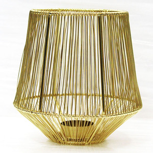 Lanterne suspendue en fer doré et noir Lampe T géométrique décorative pour la maison en métal - Product Image 6