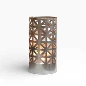 เชิงเทียนโลหะสีเงินแบบโบราณสูงที่มีพื้นผิวเป็นรูพรุนสำหรับการตกแต่งภายในแบบพรีเมี่ยม - Product Image 2