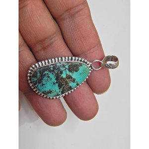 Bijoux en argent sterling 925 faits à la main pendentif cabochon turquoise naturelle cadeau pour filles et femmes avec breloques artisanales - Product Image 4