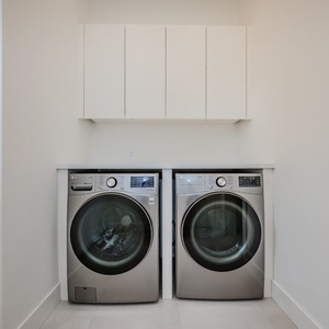 Système de meuble de buanderie moderne pour balcon Senger avec lave-linge et sèche-linge intégrés, rangement <span class=keywords><strong>en</strong></span> <span class=keywords><strong>bois</strong></span> et plan de travail <span class=keywords><strong>en</strong></span> marbre Arabescato - Product Image 2