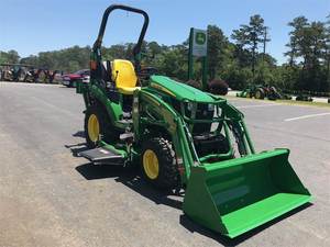 Tracteur compact John Deere avec chargeur frontal et pelle arrière, vert, 4x4, diesel, machine utilitaire pour jardin et exploitation agricole - Product Image 4