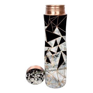 Bouteille d'eau en cuivre de qualité supérieure de conception classique avec des avantages ayurvédiques pour la santé pour l'école de yoga sportive - Product Image 1