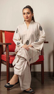 Vente chaude, fabriqué au Pakistan, costumes formels d'hiver pour femmes sur mesure, haute qualité, écologiques, élégants - Product Image 5