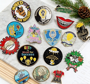 New Wholesale Cute Enamel Design Gift Badges Brooches Christmas Decorative Brooches Clothing Lapel Pins