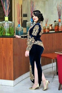 NUEVO DESLIZANTE ZARI PESADO BORDADO EN CHAQUETA Y VESTIDO KARAKOU CON CUENTAS DE CRISTAL EMBELLECEDADAS, PIEDRA, PERLAS, TRABAJO DE DABKA @ 2024 - Product Image 3