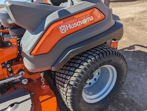 เครื่องตัดหญ้า Husqvarna Z560L Zero Turn ปี 2024 สภาพใหม่/มือสอง กำลัง 27 แรงม้า พร้อมคุณสมบัติยอดเยี่ยม - Product Image 5