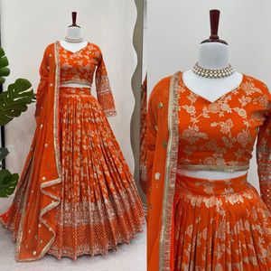 Trabajo de bordado de diseño moderno Lehenga Choli para mujer Ropa de fiesta de invierno a pedido de proveedor indio - Product Image 2