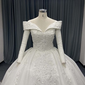 ANY260 Vestido de Novia Moderno y Elegante con Escote Corazón, Lentejuelas, Apliques Florales de Encaje, Largo hasta el Suelo y Cola Capilla - Product Image 3