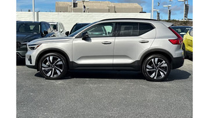 Volvo XC40 Ultimate Dark Theme AWD 2024, Seminuevo, en Excelentes Condiciones - Product Image 2