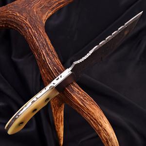 Cuchillo de Caza Damasco de la Mejor Calidad, Hecho a Mano con Acero Damasco y Mango de Hueso Blanco - Product Image 4