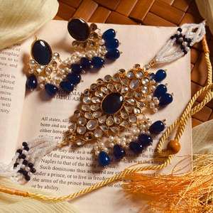 Collar choker estilo vintage color granate con pedrería Kundan y pendientes colgantes florales a juego con piedras ovaladas rojo intenso y blancas - Product Image 3