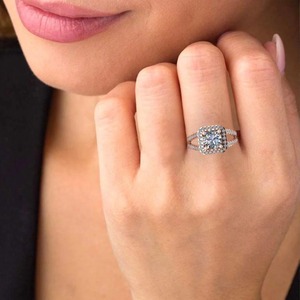 Vendeur chaud diamant rond plaqué or rose 925 argent tige fendue Halo bague de fiançailles mode de luxe pour les femmes au meilleur prix - Product Image 2