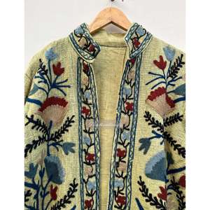 Chaqueta Acolchada Reversible Hecha a Mano, Estilo Varsity, con Bordado Suzani Etéreo, Relleno de Algodón Sostenible, para Otoño - Product Image 4