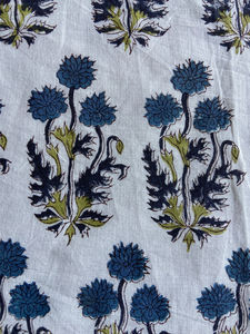 Tela de Algodón Estampada a Mano con Diseño Floral Vertical Blanco, Estilo Indo-Europeo con Rayas Botánicas - Product Image 4