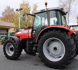 Tracteur agricole MASSEY FERGUSON 5465 modèle 2008 4x4 avec pompe, moteur 109 CV, disponible à la vente - Product Image 1