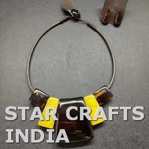 Meilleure vente Collier de pierres longues en résine à facettes fabriqué à la main en Inde dans un effet de lumière marbrée et un gros bijoux de détails en or - Product Image 6